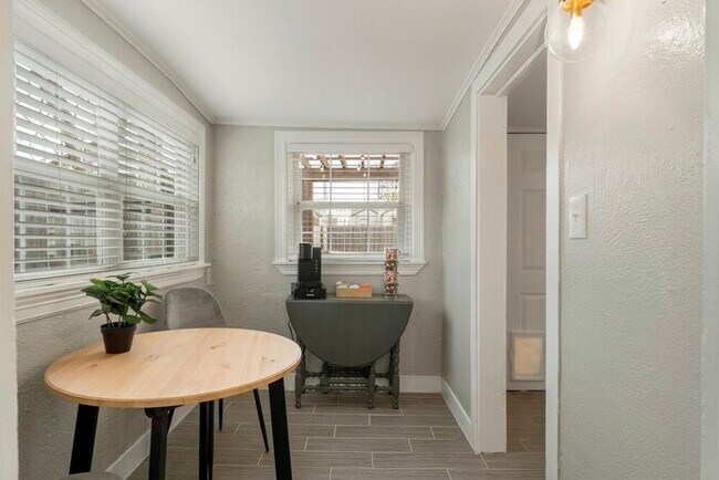 Building Photo - Enchanting Home @TU & Cherry Street