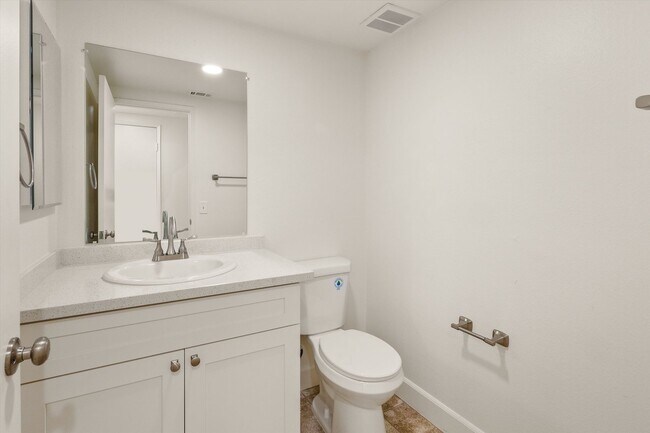 Building Photo - Large Renovated 3bed x 2.5bath Townhouse w...