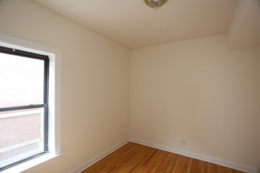 Building Photo - 828 W Waveland Ave