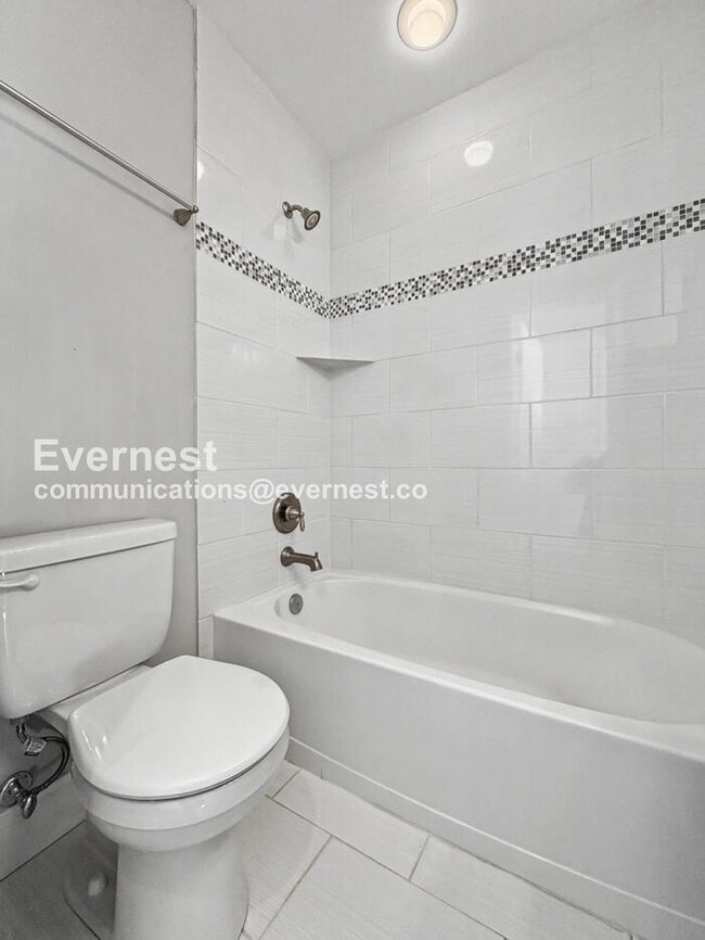 Building Photo - 4 Bed/3 Bath Townhome with In-Unit Laundry / Available Now!