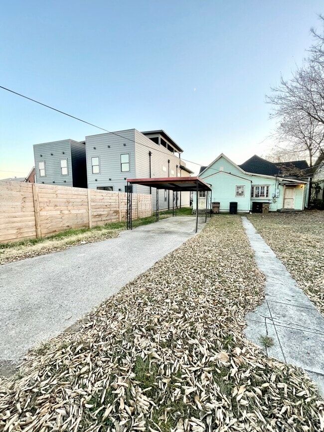 Building Photo - 2018 Clifton Ave