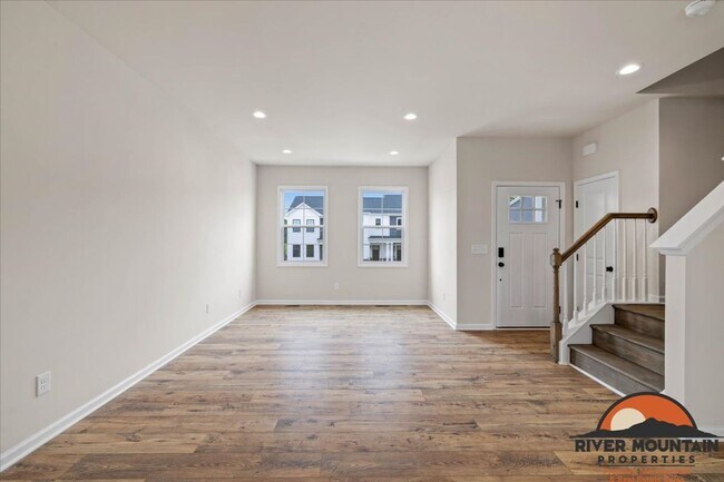 Building Photo - Charming Townhome with Garage and Bonus Room