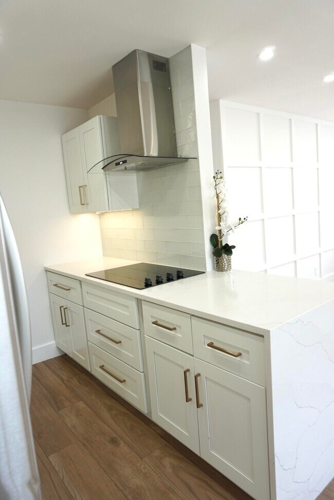 Building Photo - 403 Pinegrove Ave