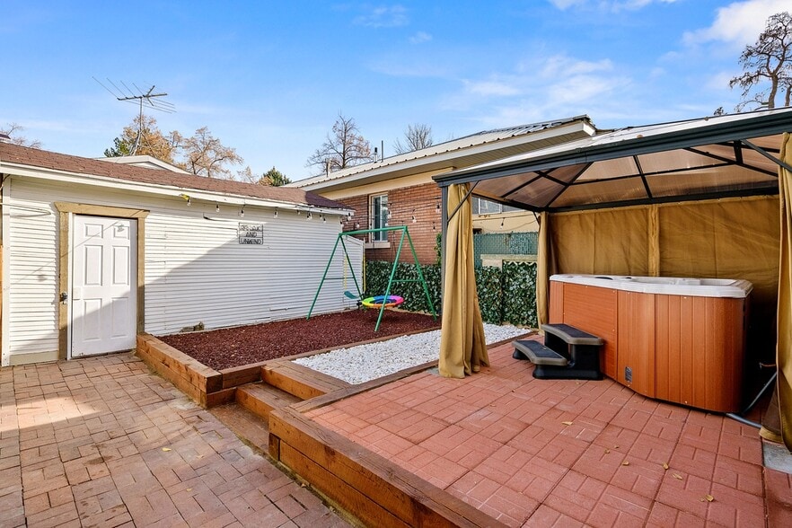 Building Photo - 980 E Bryan Ave