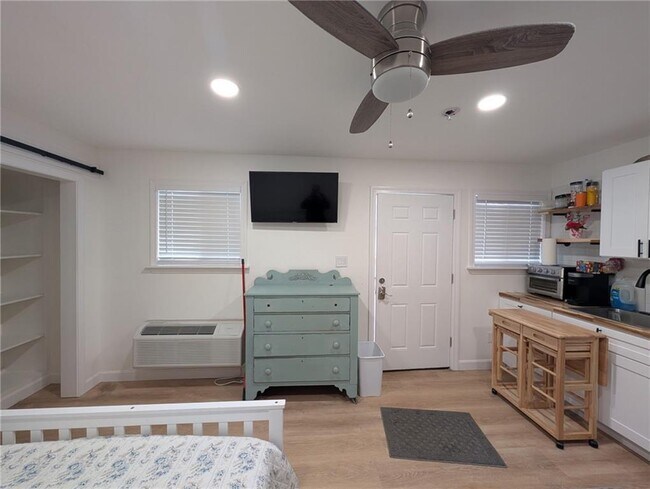 Building Photo - 53 Winnapaug Rd