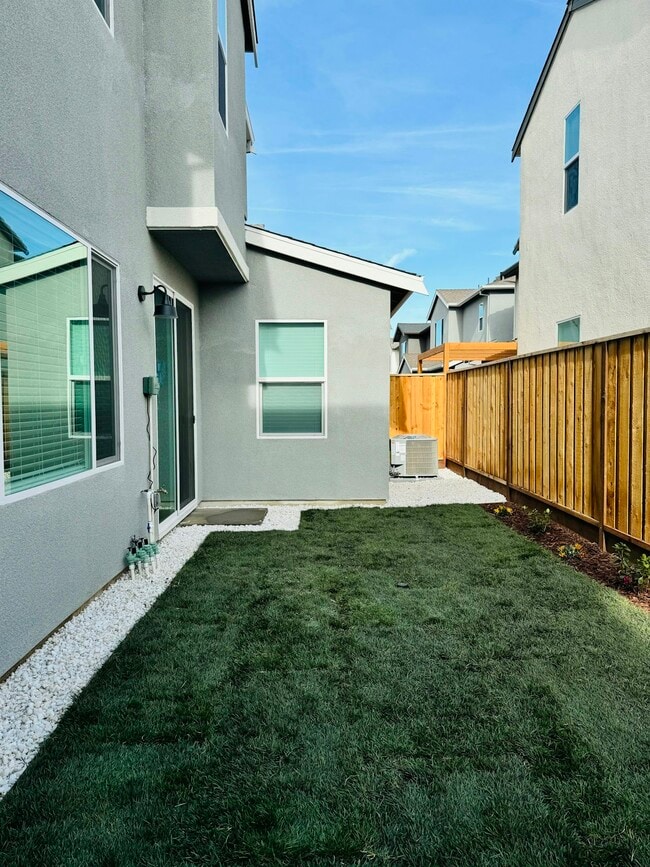 Building Photo - 268 N Oceanside Dr