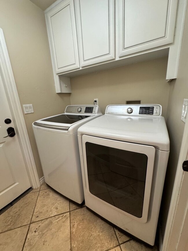 Building Photo - Stunning Waterfront Home in Spring Valley Lake!