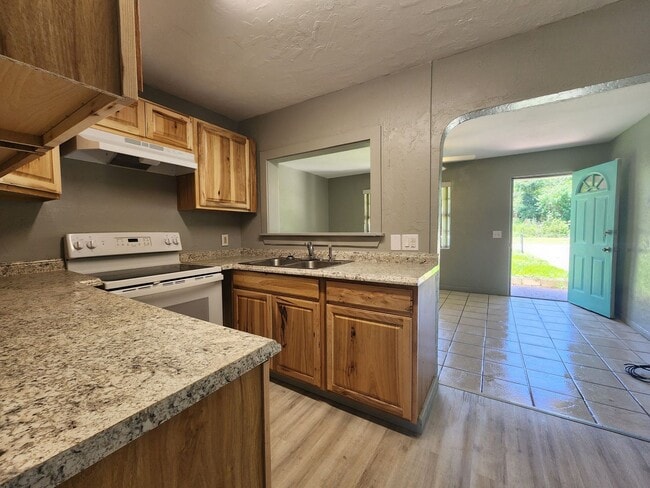 Building Photo - 2 Bedroom 1 Bath Single Family Home w/ Bonus Room