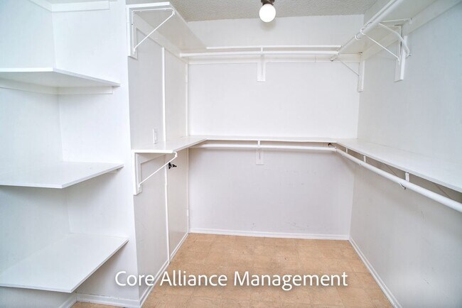 Building Photo - 18200 Andrea Cir S