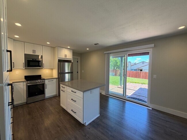 Building Photo - Nicely remodeled 1 bedroom Suite, All utilities paid + WiFi