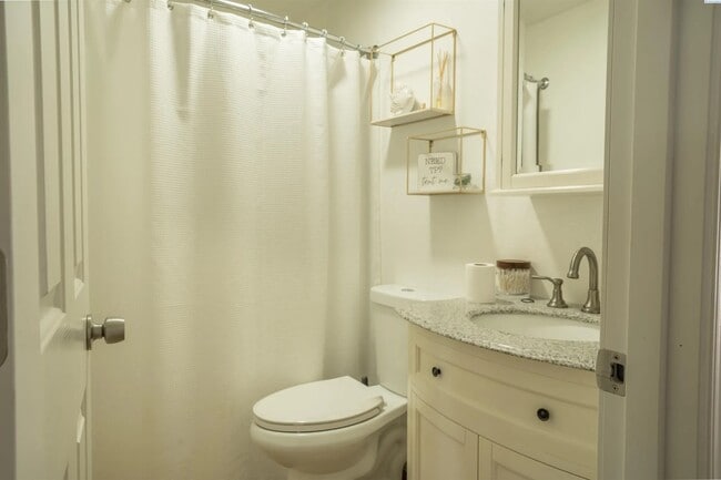 Building Photo - 1411 S Vancouver St