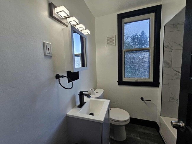 Building Photo - Beautiful 4 Bed, 1 Bath Home for Rent- Spa...