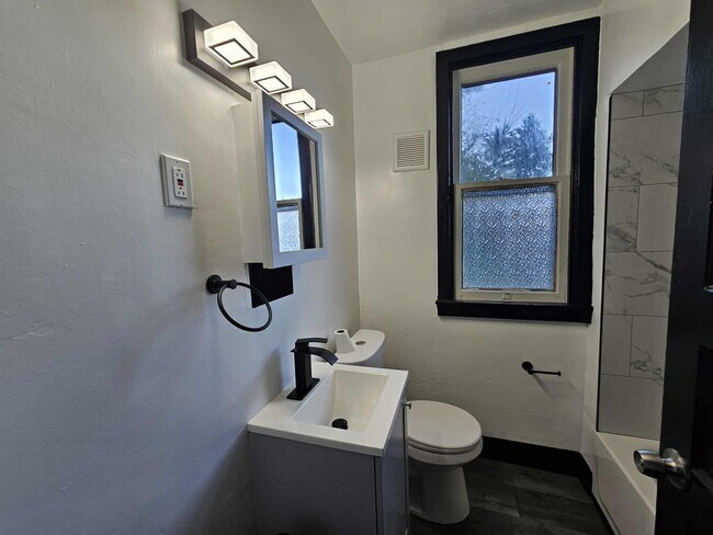 Building Photo - Beautiful 4 Bed, 1 Bath Home for Rent- Spacious, Modern, and Move in Ready!