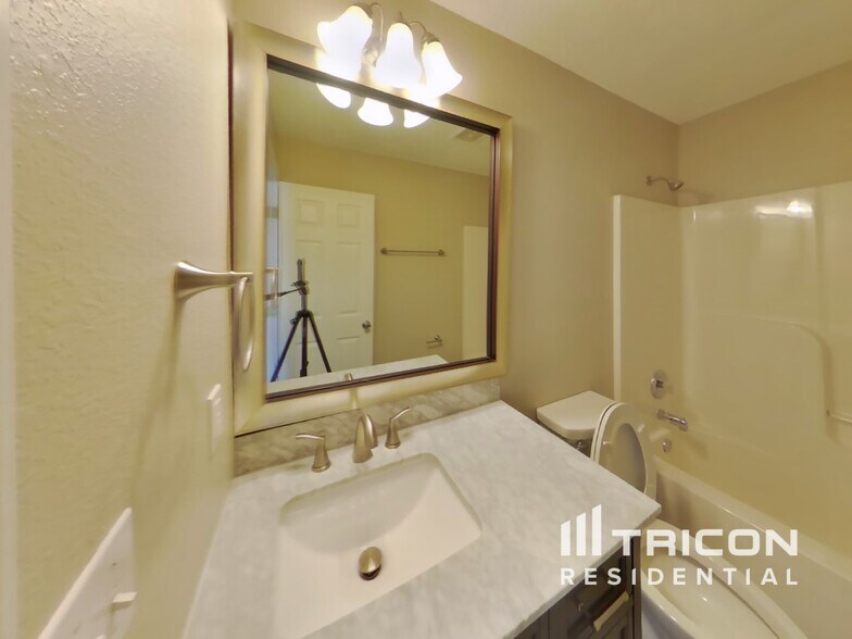 Building Photo - 2715 Adobe Dr