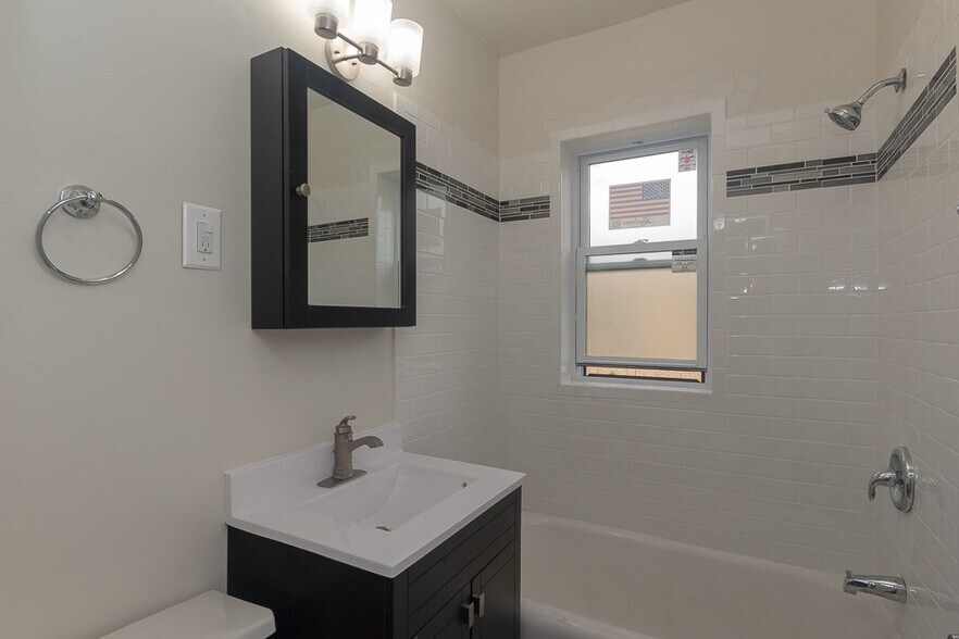 Building Photo - 3817 N Greenview Ave