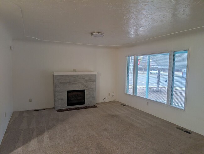 Building Photo - Great 4 bedroom 2 bath home