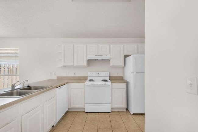 Building Photo - "Charming 3-Bedroom Home in Shalimar!"