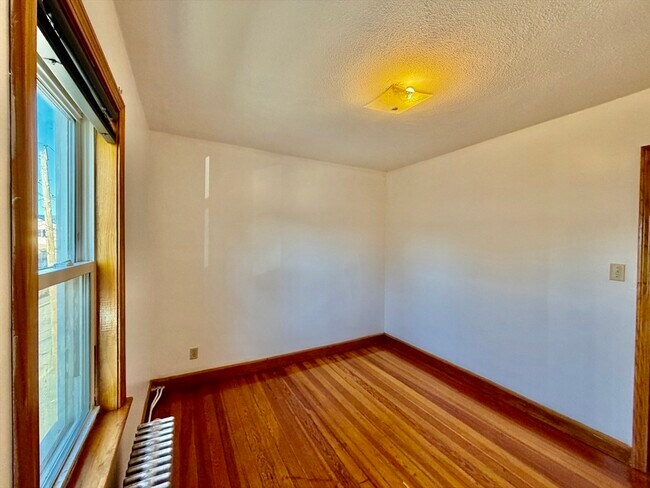 Building Photo - 156 Main St