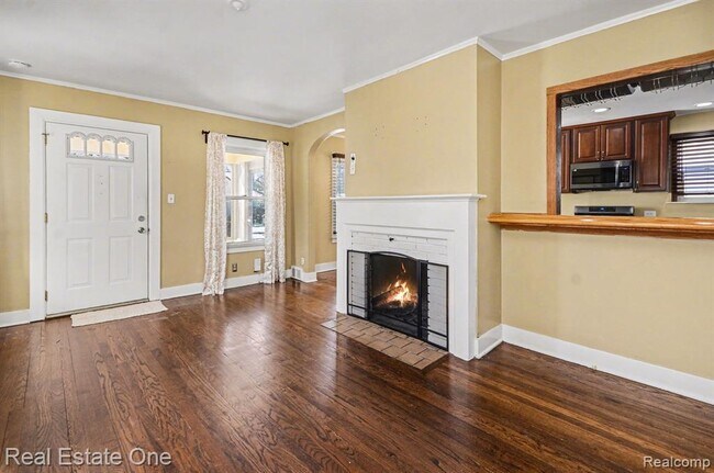 Building Photo - 1105 E Fifth St