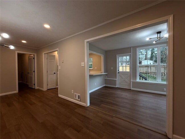 Building Photo - 1055 Pinecrest Dr