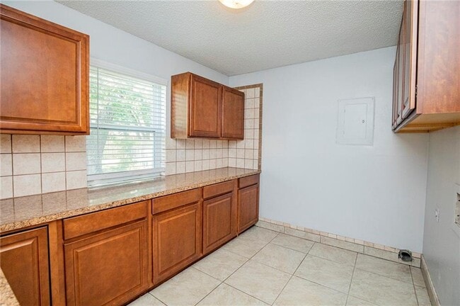 Building Photo - 2726 W Highland Cir