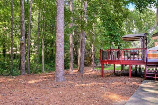 Building Photo - 4 bedroom 3 full bathroom home in heart of...