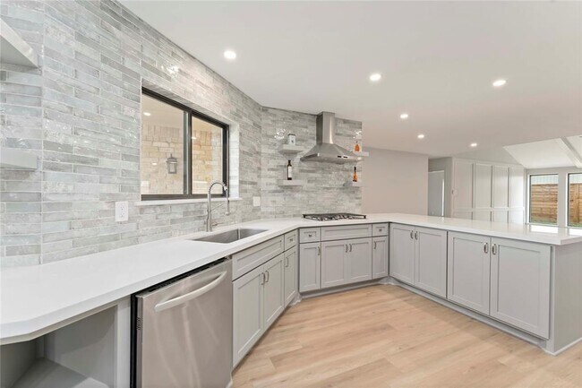 Building Photo - 14147 Hillvale Dr
