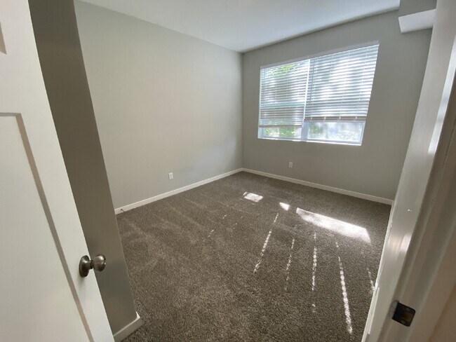 Building Photo - Modern Comfort Meets Urban Convenience in Longfellow!
