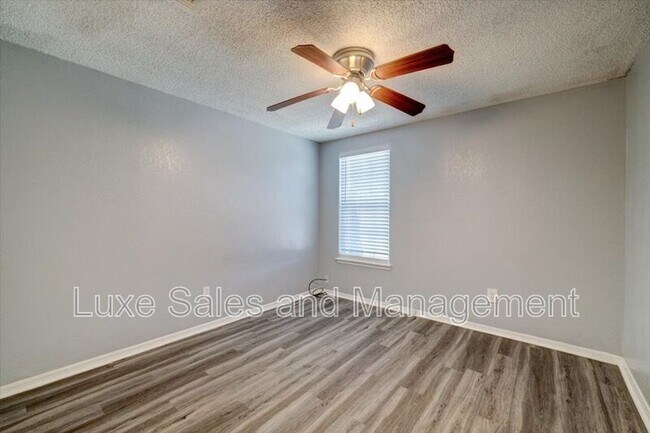 Building Photo - 8506 S Drexel Pl