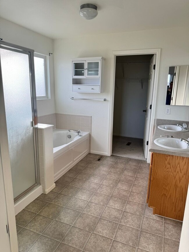 Building Photo - 1613 Summerset Dr