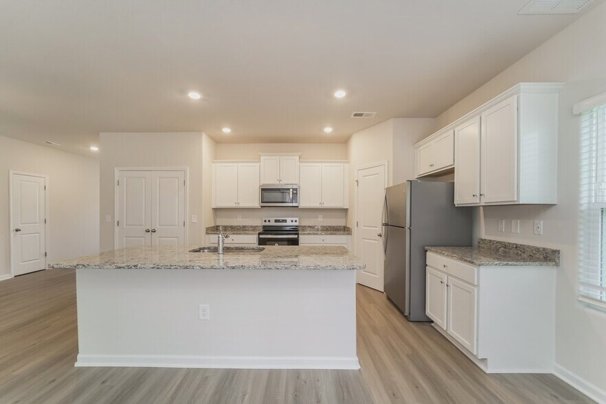 Building Photo - 6244 Lowe Ln