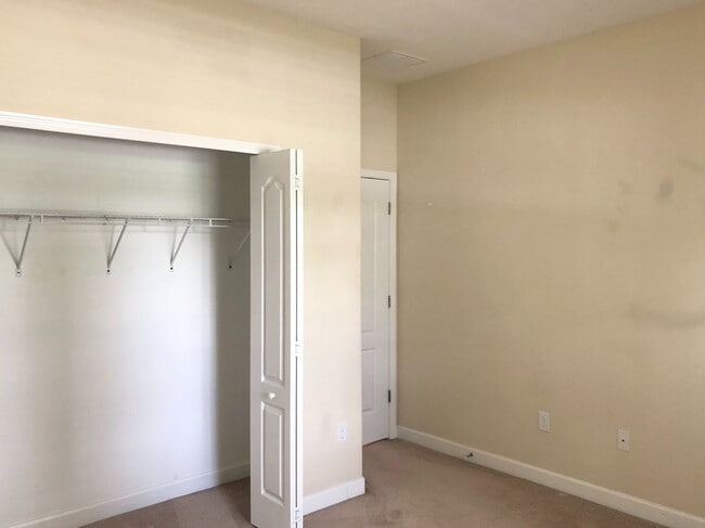Building Photo - Beautiful 3/2 Spacious Home with a Covered...