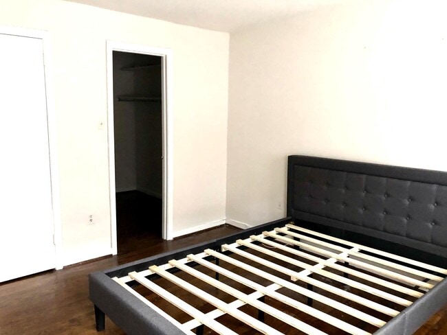 Building Photo - 900 24th St NW