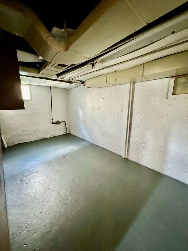 Building Photo - 4 Bedroom House Across from EMU! Available Fall 2026