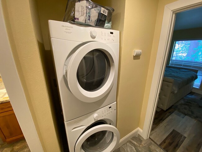 Building Photo - Seasonal Furnished Rental