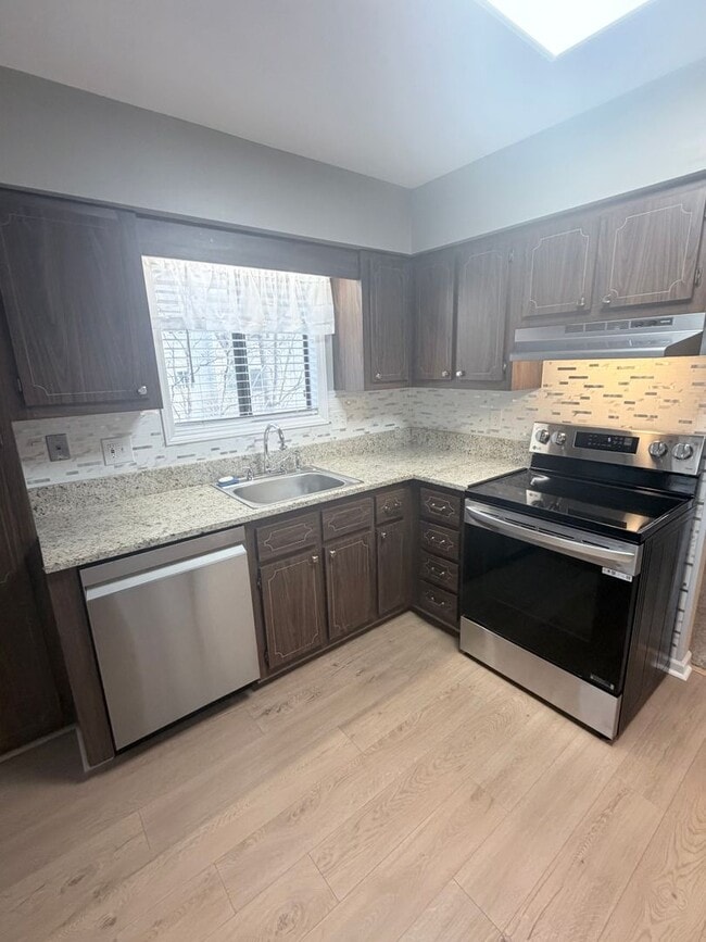 Building Photo - Great Location - 2 Bed, 2 Bath Condo Available Now!