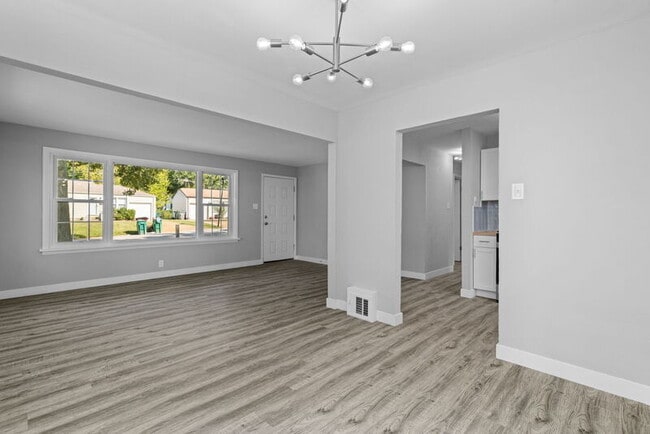 Building Photo - 1122 Roxton Dr