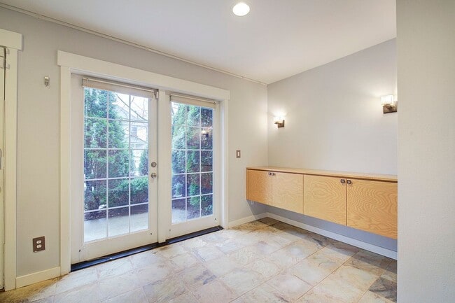 Building Photo - 2Bd/2.5Ba Seattle Townhouse