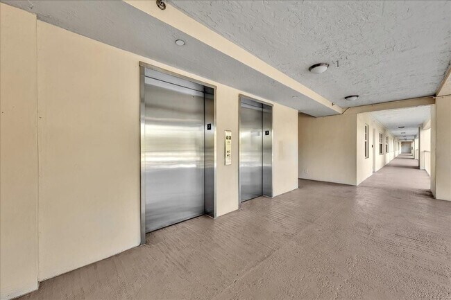 Building Photo - 3520 Oaks Way