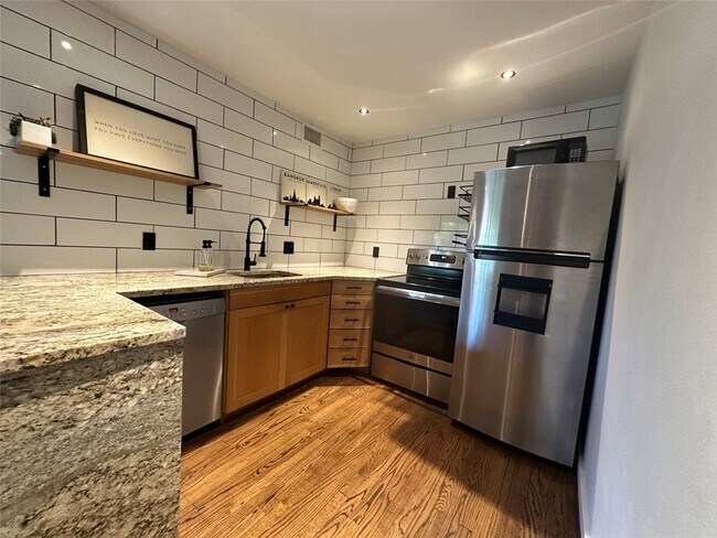 Building Photo - 18333 Roehampton Dr