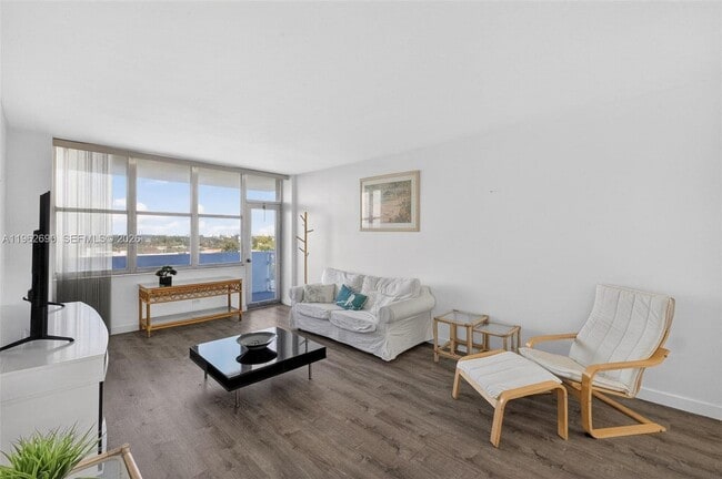 Building Photo - 7441 Wayne Ave