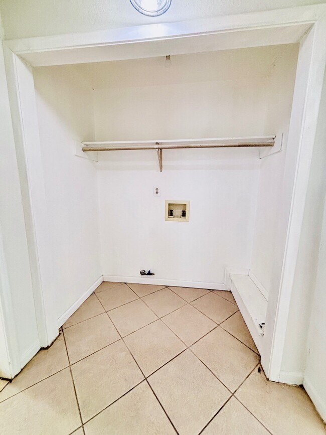 Building Photo - 7618 Linden St