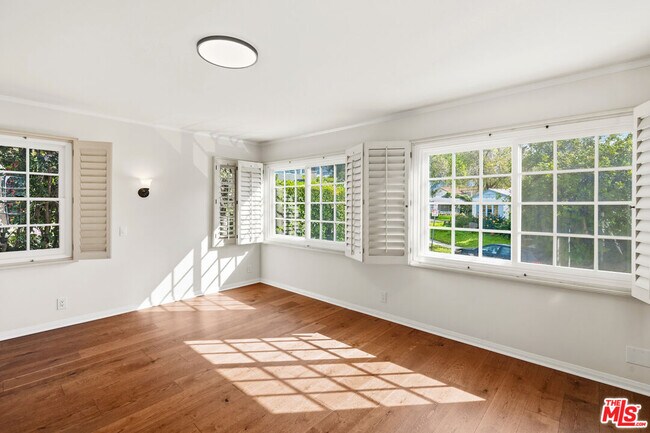 Building Photo - 10309 La Grange Ave