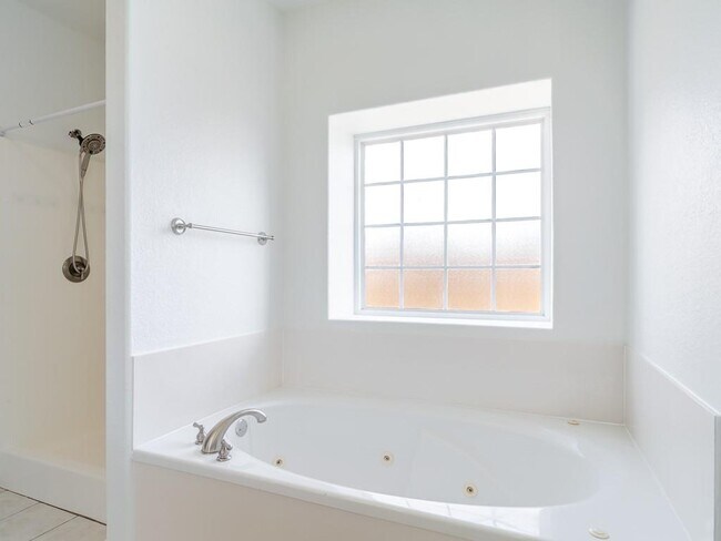 Building Photo - 2806 SE 3rd St