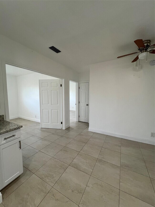 Building Photo - 2550 NE 51st St