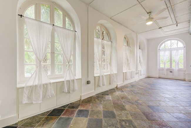 Building Photo - Designer condo with a private rooftop terrace