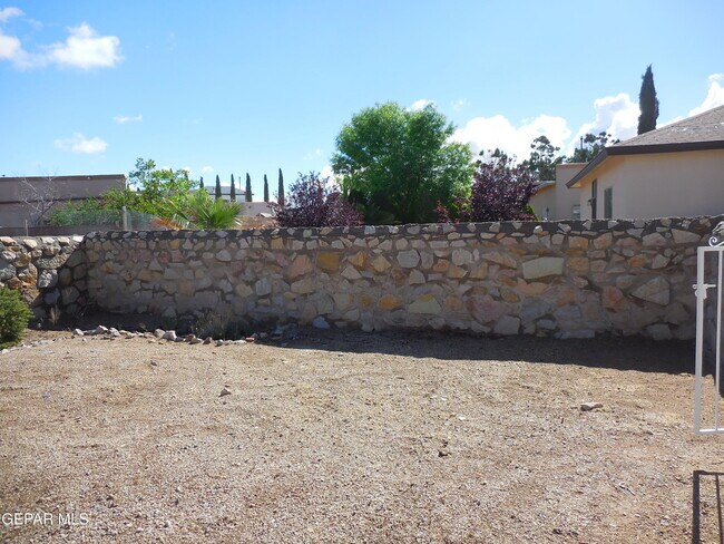 Building Photo - 14741 Calhoun Dr