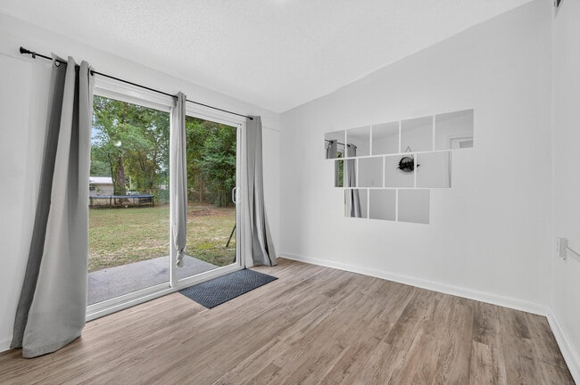 Building Photo - 313 Brackin St