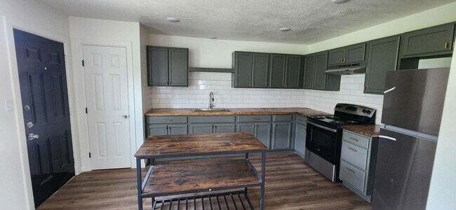Building Photo - Beautifully Remodeled 3 Bed / 2 Bath Home with Large Backyard