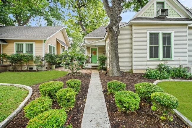 Building Photo - 212 W 43rd St